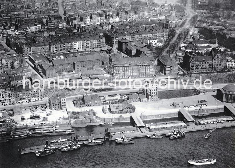1277_016_47 Historische Luftaufnahme von den St. Pauli Landungsbrücken. | St. Pauli Hafenstrasse - Bilder aus Hamburg Sankt Pauli.